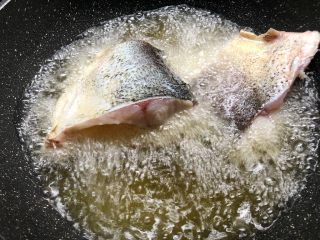 福州红糟鱼,锅里放入500ml油，烧至9成热，放入腌好的鱼块炸至金黄色