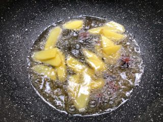 福州红糟鱼,锅里剩适量底油，放入剩下的姜片和八角炒香