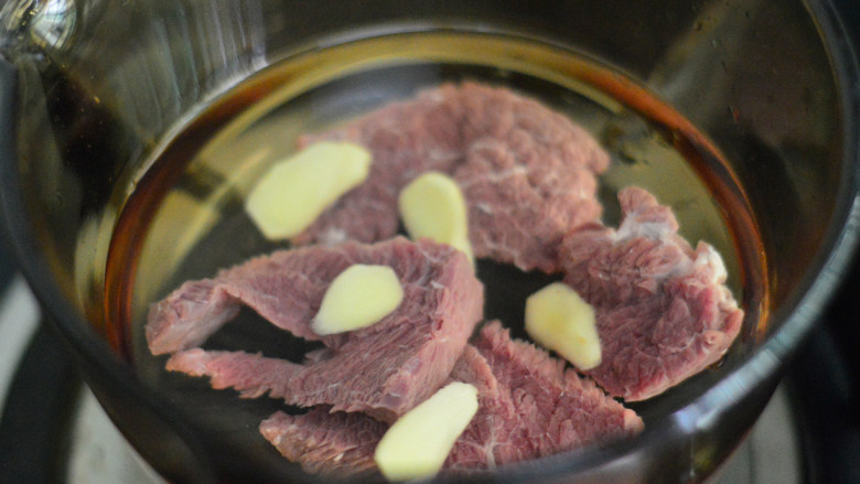 洋葱牛肉粥（辅食）,将牛肉冷水下锅，焯水后捞出