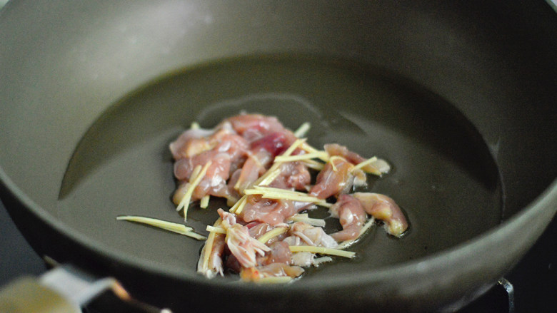彩椒炒鸡腿肉,锅里倒入少许油，放入鸡腿肉