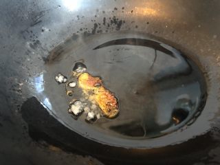 红烧小公鸡,加入冰糖，转小火慢慢将其熬化，略带琥珀色即可。