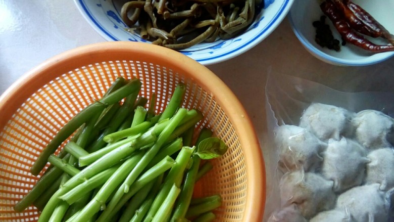 肉沫炒空心菜姜豆碎,准备食材。