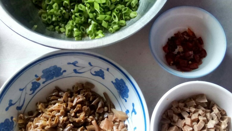 肉沫炒空心菜姜豆碎,肉丸切碎，空心菜梗切粒，姜豆切粒，干海椒切粒。
