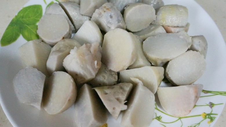 葱油毛豆芋艿,蒸熟的芋艿去皮切成块状
