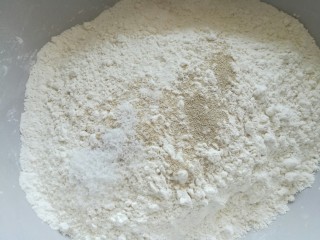 小兔子馒头,把白糖和酵母倒入面粉里拌匀