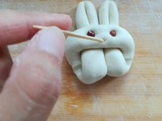 小兔子馒头,再用牙签戳一下做嘴巴