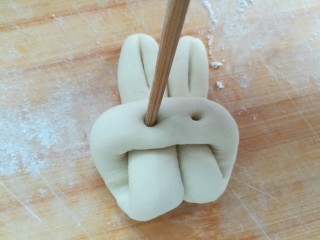 小兔子馒头,用筷子戳个洞