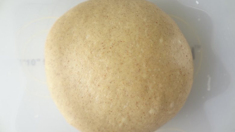 红薯全麦爱心包（波兰种）,取出面团整理成光滑的面团放入发酵碗中盖上保鲜膜开始一发，室温26度发酵50分钟，具体看状态