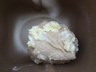 红薯全麦爱心包（波兰种）,加入软化的黄油再次启动揉面程序