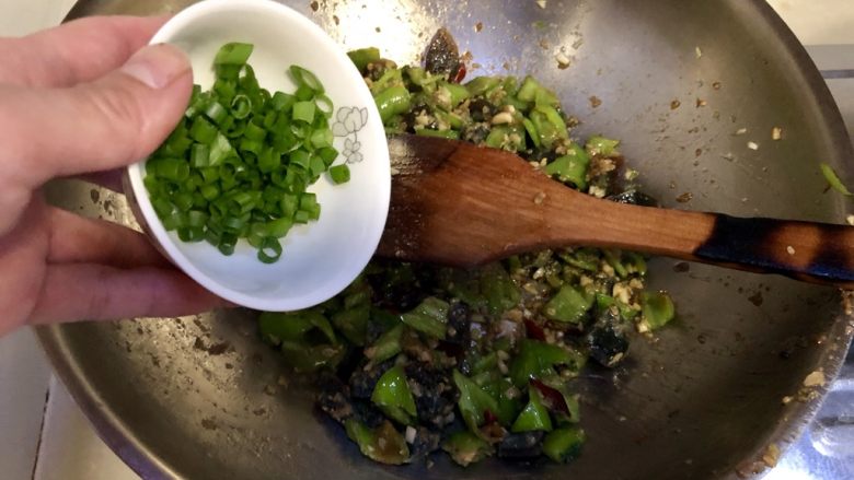 青椒皮蛋➕ 郁郁葱葱松花美,出锅前撒葱绿，即可