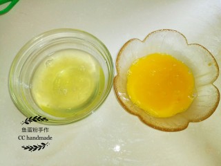 双色蛋卷,把鸡蛋用分蛋器分开，蛋清和蛋白分别把它们放到不同的碗里。如果蛋黄比较少，可以把少量蛋清倒入蛋黄里，令蛋黄和蛋清的分量差不多。