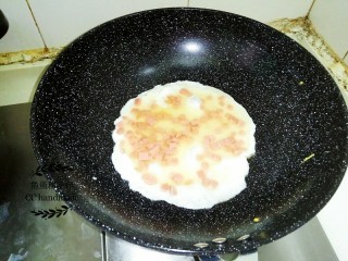双色蛋卷,锅里下油，加热一下后如上述方法，导入蛋清液，把他小火煎成蛋清饼。