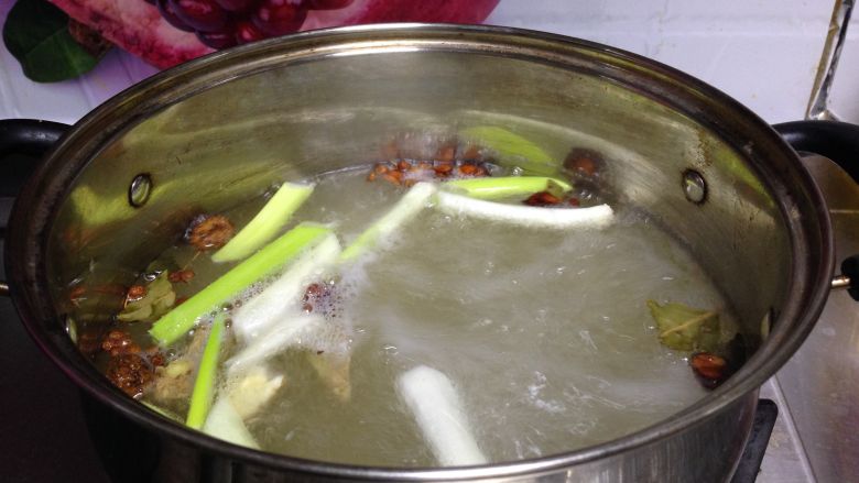 桂花蜜汁鸭腿,
香料和葱姜倒入水中煮开10分钟后，冷却备用