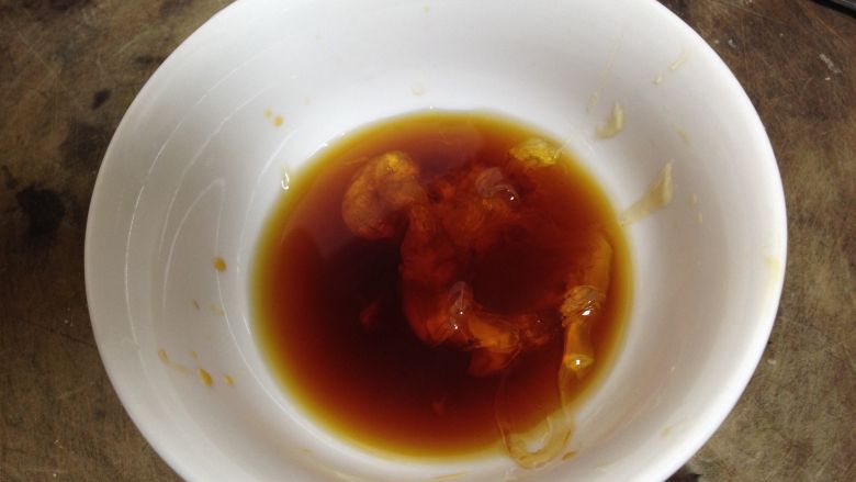 桂花蜜汁鸭腿,取少许腌汁加入蜂蜜拌匀成刷汁