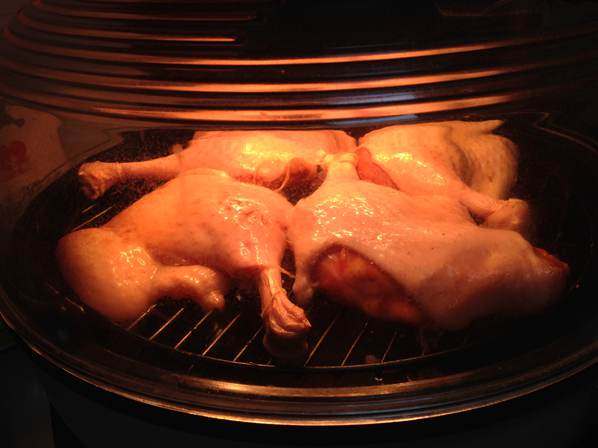 桂花蜜汁鸭腿,将鸭腿摆入烤盘，入空气炸锅，180度，烤制30-40分钟