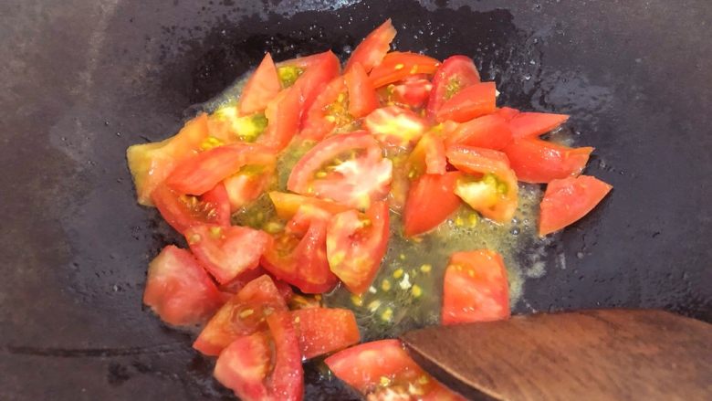 宝宝辅食11M➕：番茄花菜烧豆腐,起锅热油，放入去皮后的番茄丁，翻炒至番茄出汁