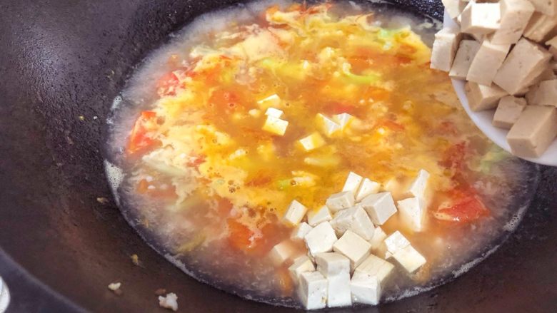宝宝辅食11M➕：番茄花菜烧豆腐,水开后倒入豆腐丁，转小火焖煮五分钟