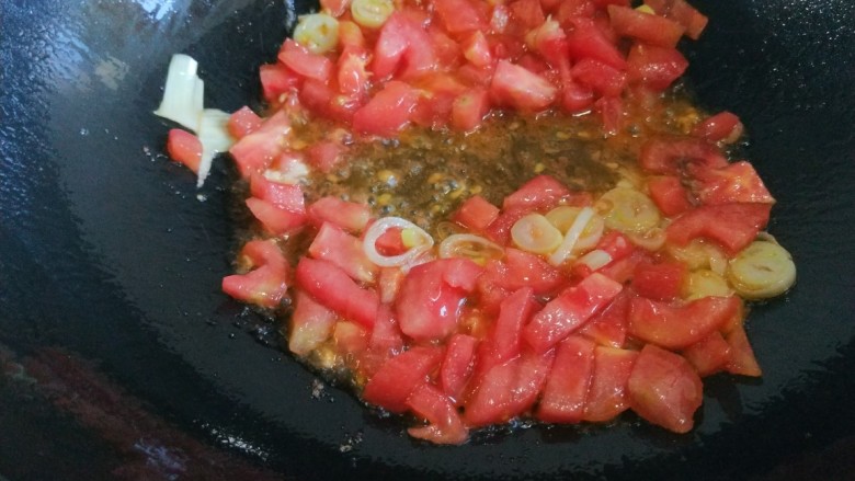 新文美食  番茄鸡蛋疙瘩汤,倒入番茄炒均匀。