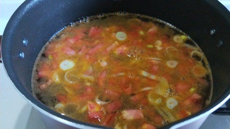 新文美食  番茄鸡蛋疙瘩汤,在倒入另一个锅中，藤下来的炒锅可以炒菜用了。