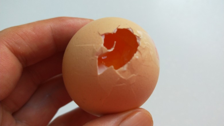 新文美食  番茄鸡蛋疙瘩汤,<a style='color:red;display:inline-block;' href='/shicai/ 9'>鸡蛋</a>不必打入碗中，直接磕开一个小孔。