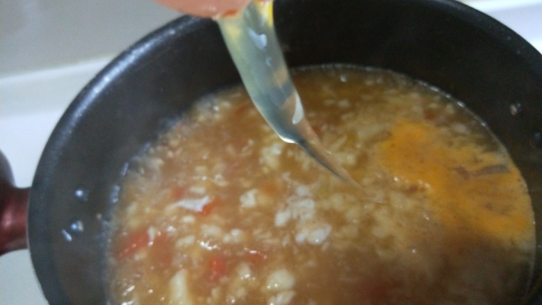 新文美食  番茄鸡蛋疙瘩汤,加入面絮煮开锅，在倒入鸡蛋，倒的时候要抖均匀的蛋碎。