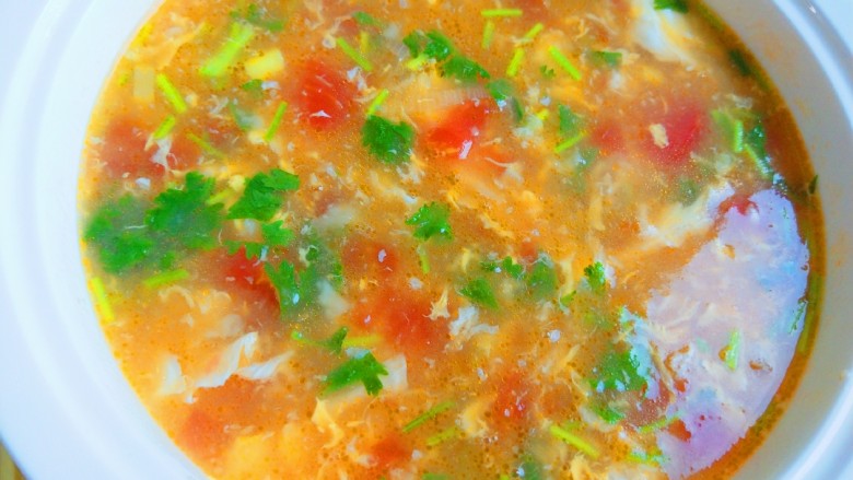 新文美食  番茄鸡蛋疙瘩汤,倒入盆中即可食用。