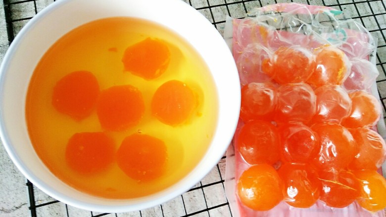多口味麻薯蛋黄酥,<a style='color:red;display:inline-block;' href='/shicai/ 9596'>咸蛋黄</a>其实要提前泡，用几个泡几个好了，泡的是玉米油（提前一夜泡最好）