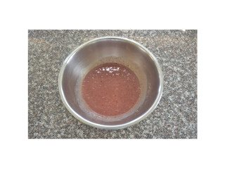 草莓藏心,再加入草莓果酱搅拌均匀，冷却至25℃左右。