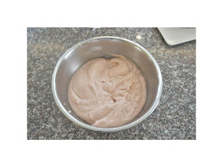 草莓藏心,最后加入淡奶油（打发至五成）搅拌即可，慕斯浆就完成了。