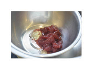 草莓藏心,开始制作淋面，首先用冰水泡吉利丁片，泡软后加入纯净水，隔水加热搅拌匀至无颗粒。