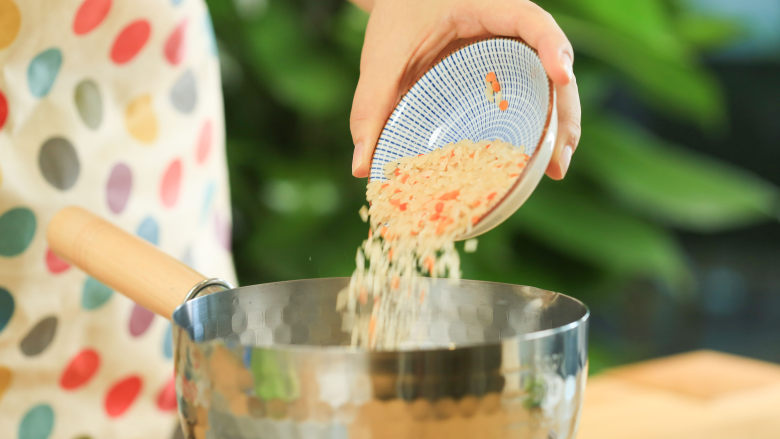 菜泥谷物粥8m+,胚芽米倒入锅中，煮至开花~

tips：这里用的胚芽米是五谷胚芽米