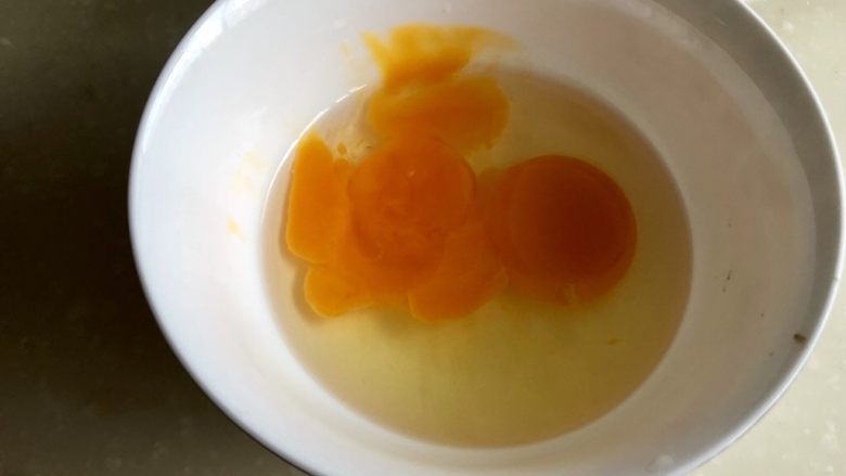 金玉银针如意菜➕绿豆芽炒蛋,鸡蛋打入碗中