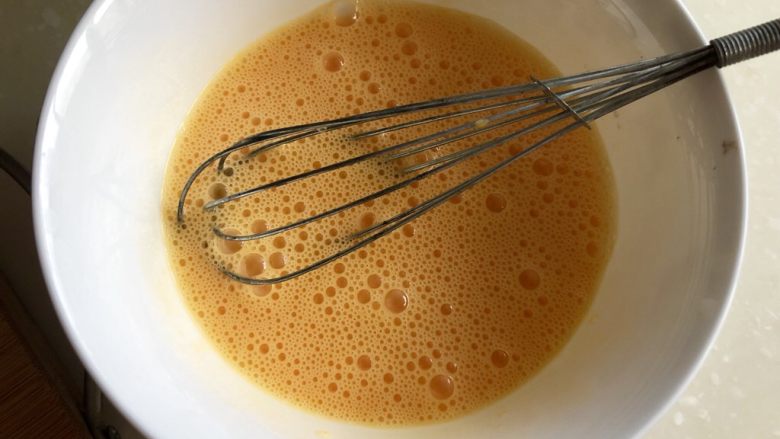 金玉银针如意菜➕绿豆芽炒蛋,用打蛋器搅拌成均匀蛋液