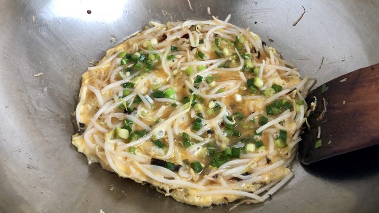 金玉银针如意菜➕绿豆芽炒蛋,先不要翻动，待蛋液表面微微凝固，翻炒出锅即可。