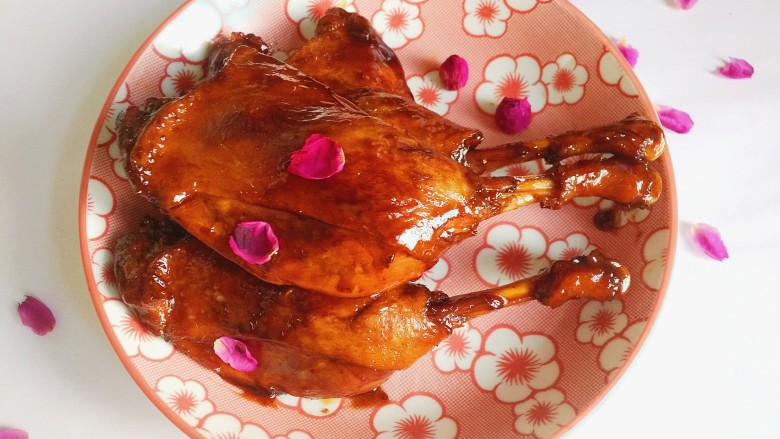 蜜汁玫瑰鸭,装盘，开吃！美味的蜜汁玫瑰鸭就完成啦！