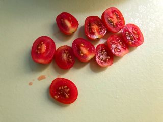 黑椒牛排,小番茄洗净对半切开