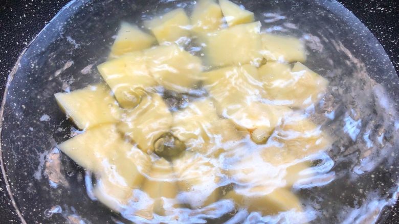 黑椒牛排,锅里放入一碗水烧开，放入土豆煮至8成熟捞起来沥水
