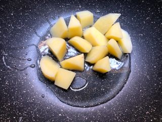 黑椒牛排,锅里放入少许橄榄油，放入土豆煎至两面焦黄
