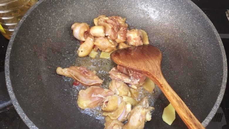 高压锅版黄焖鸡,倒入腌制好的鸡腿，爆炒2分钟