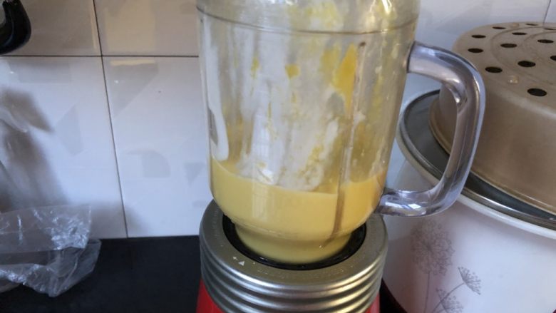 香芒苹薯沙拉,芒果取肉，放入料理机，同时倒入半盒酸奶，打成奶昔。