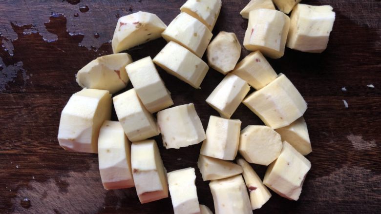 香芒苹薯沙拉,切成2厘米见方的块。