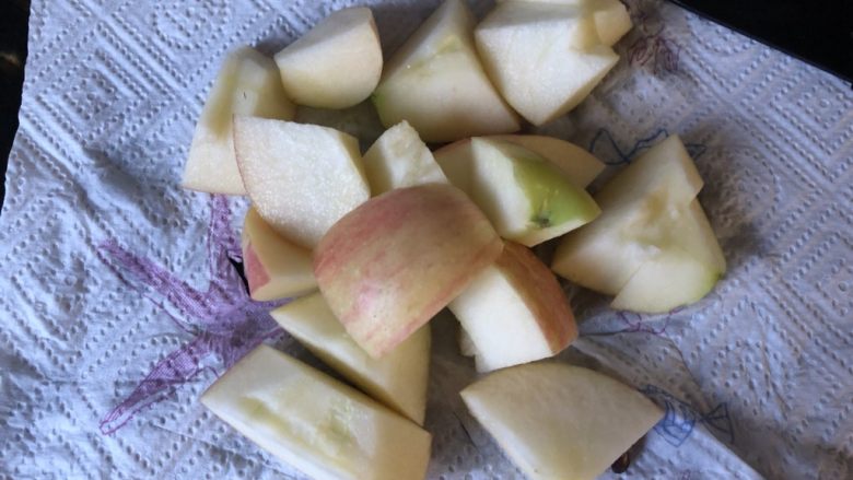 香芒苹薯沙拉,苹果用盐洗净、擦干，不要去皮，去掉核，切成与番薯块大小差不多的块。