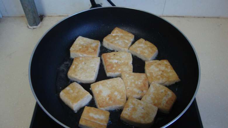 香煎豆腐,豆腐切厚点的片，煎至表面金黄盛出