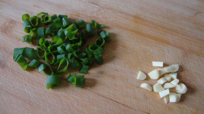 香煎豆腐,香葱叶和蒜切碎