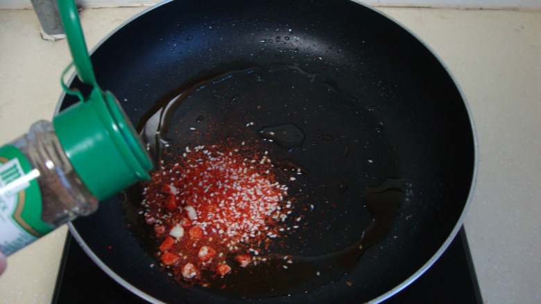 香煎豆腐,花椒油和辣椒油1:1混合放入辣椒面、芝麻、椒盐、蒜末炒香
