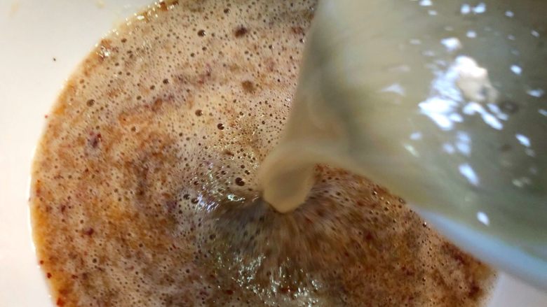 红糖红枣发糕,枣泥倒入碗里，加入融化好的酵母，搅拌均匀