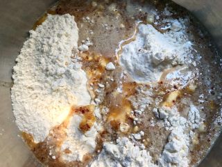 红糖红枣发糕,把搅拌好的枣泥倒入面粉碗里