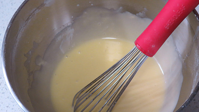 七夕情人节之【心相印乳酪夹心蛋糕卷】,如果有颗粒，可用刮刀按压，得到细腻无颗粒的蛋黄糊备用