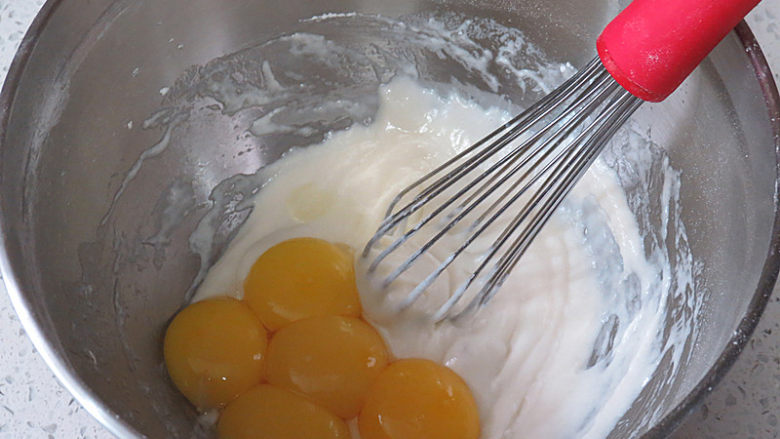七夕情人节之【心相印乳酪夹心蛋糕卷】,然后加入蛋黄，用蛋抽画一字搅拌均匀