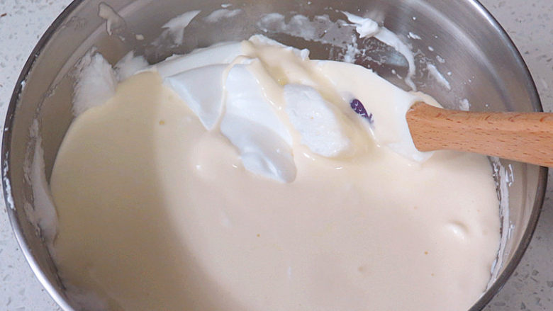 七夕情人节之【心相印乳酪夹心蛋糕卷】,然后将混合好的面糊全部倒入剩余的蛋白霜里，翻拌均匀